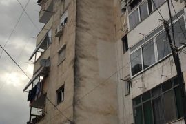 Tjetër pallat i rrezikuar në Tiranë, banorët e braktisin