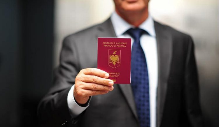 Ambasada shqiptare në Athinë ndryshon mënyrën e tërheqjes së pasaportave biometrike