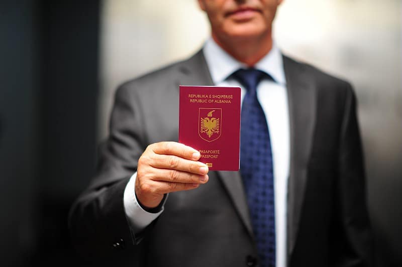 Ambasada shqiptare në Athinë ndryshon mënyrën e tërheqjes së pasaportave biometrike