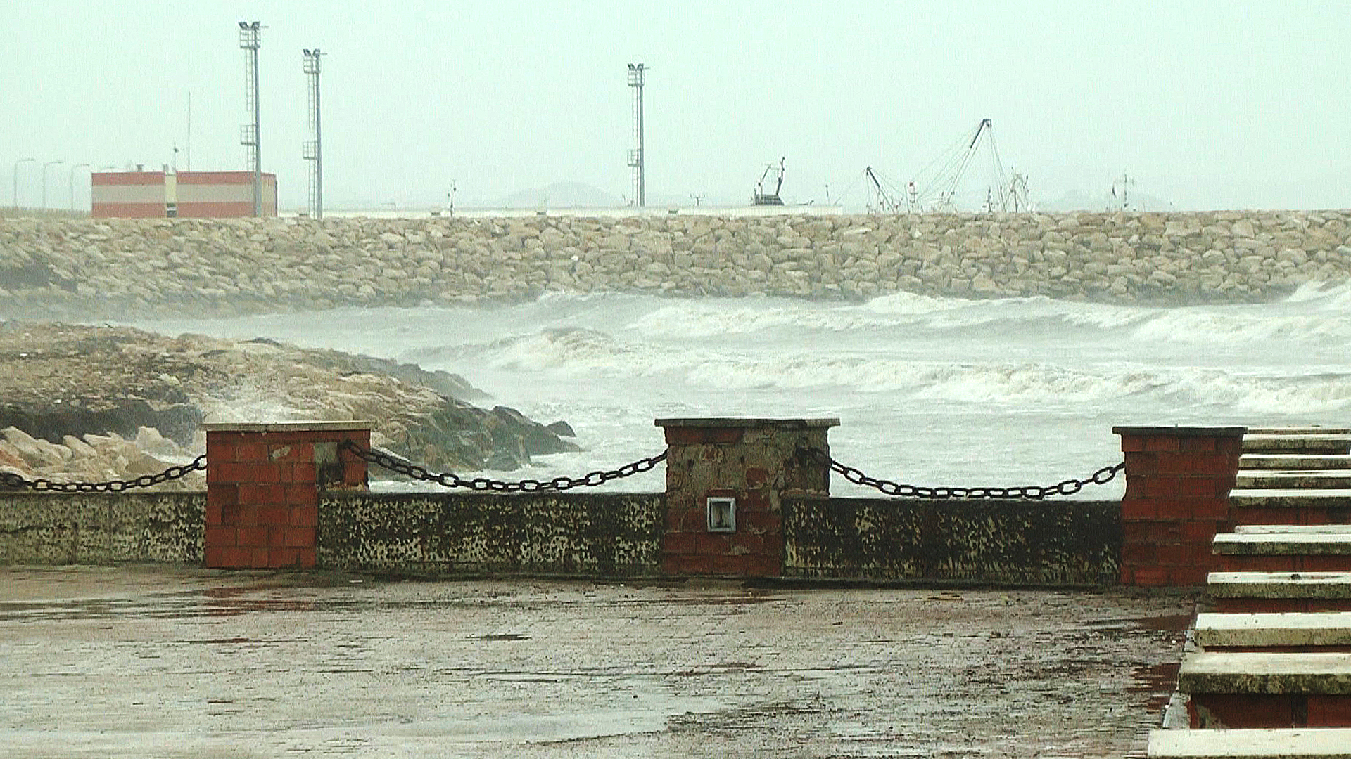 Roja bregdetare e Durrësit shpëton 18 klandestinë, mes tyre 1 fëmijë