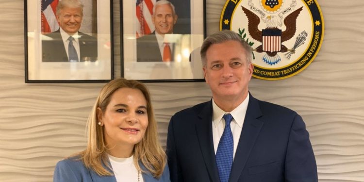 Kryemadhi JohnRichmond 750x375 1 Kryetarja e LSI-së takon ambasadorin John Richmond