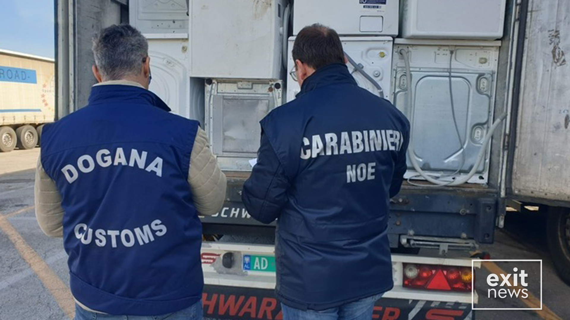 Italia bllokon 25 ton mbetje pajisjesh elektrike me destinacion Shqipërinë