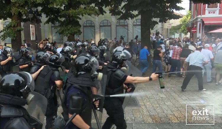 Protesta Shkoder Dhuna Policore Zyrtare, qeveria huazoi gaz lotsjellës nga Kosova për të shtypur protestat e opozitës