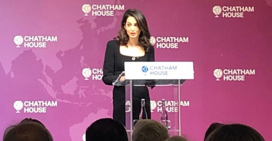 Amal Clooney, gati sanksione për politikanët që sulmojnë gazetarët