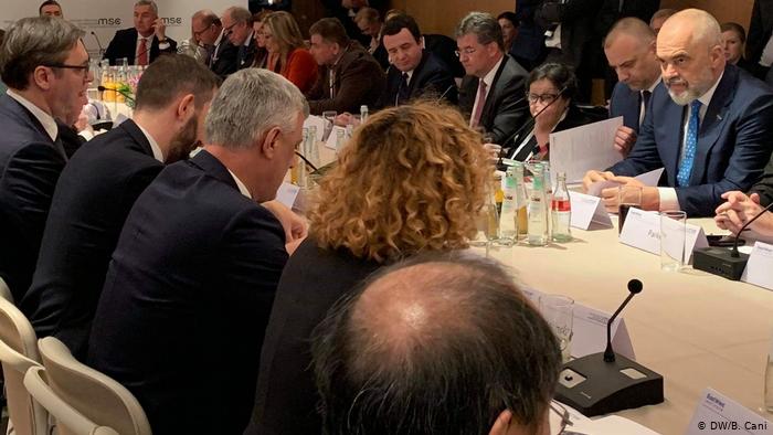 Kurti mohon takimin me Vuçiç: Pjesëmarrja në samit nuk do të thotë takim