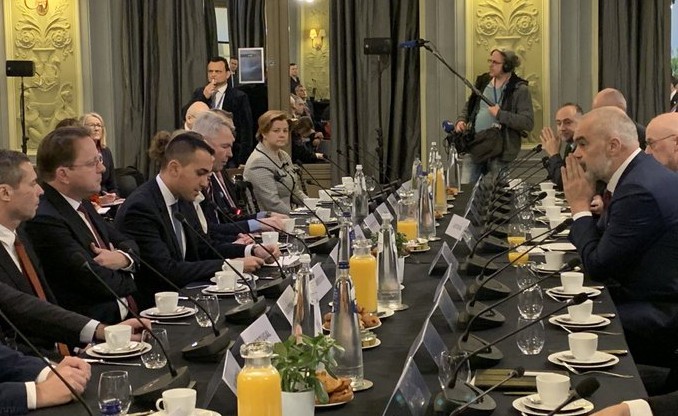 rama be Eurokomisioneri për Zgjerimin Várhelyi përgëzon Ramën për OFL-në