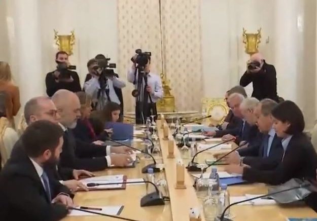 Rama takon ministrin e Jashtëm rus për të diskutuar konfliktin Rusi-Ukrainë