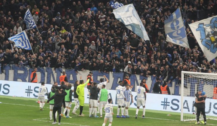 Tifozët e Tiranës e Kukësit dëmtojnë stolat në stadiumin ‘Air Albania’