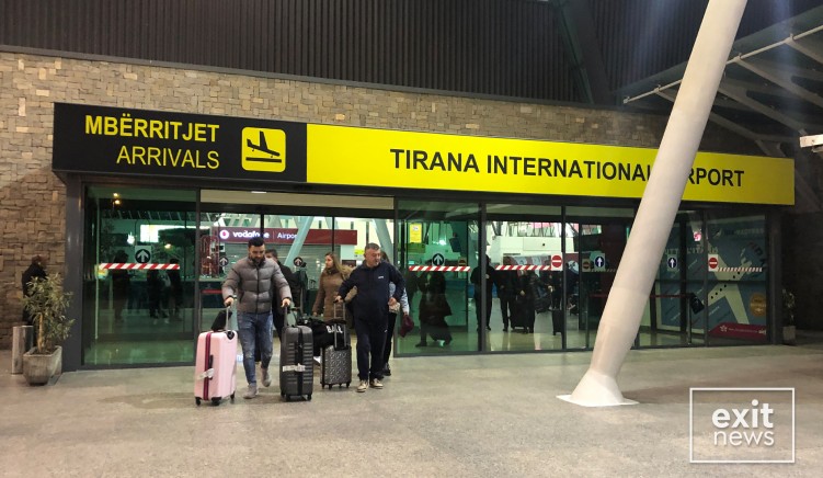 Shqipëria hap kufijtë: Turistët mund të hyjnë pa paraqitur asnjë test të Covid-19 apo dokument