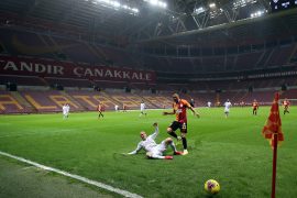 Turqia pezullon kampionatin pas protestave të futbollistëve të huaj
