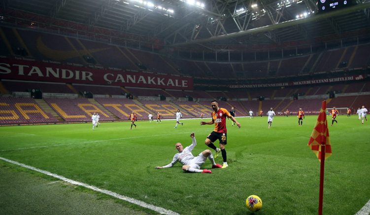 Turqia pezullon kampionatin pas protestave të futbollistëve të huaj