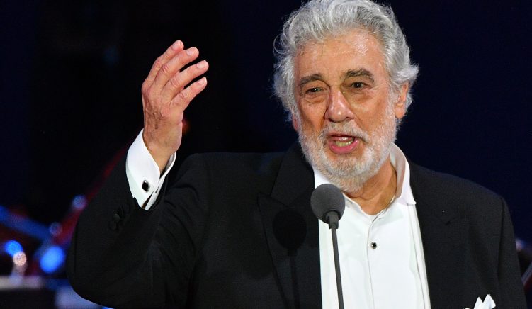 Tenori Placido Domingo me Covid-19