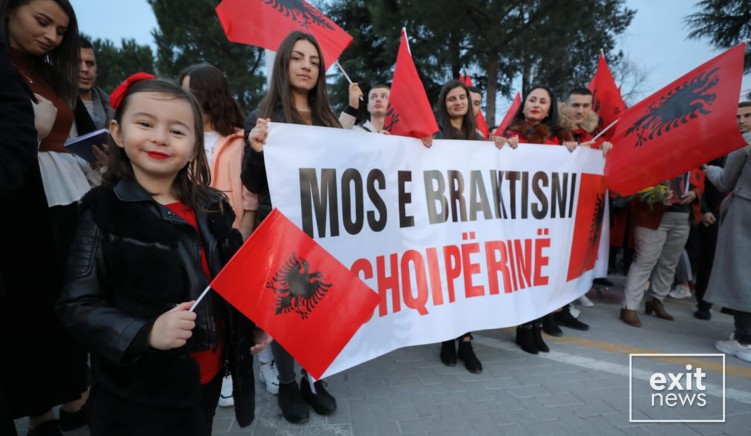 Protesta e 2 marsit 1 18 mijë studentë shqiptarë nëpër botë, 94% nuk duan të kthehen në vend