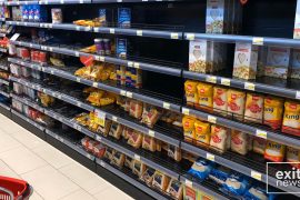 Të alarmuar nga koronavirusi, qytetarët zbrasin supermarketet