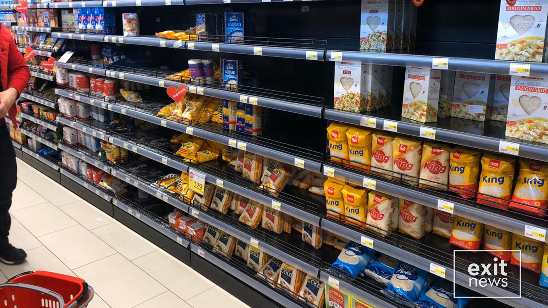 Të alarmuar nga koronavirusi, qytetarët zbrasin supermarketet