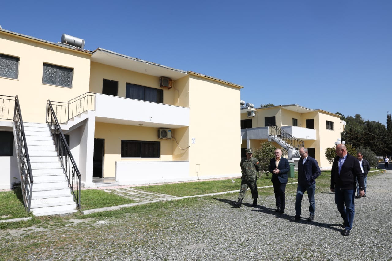 Presidenti Meta viziton karantinën në Durrës
