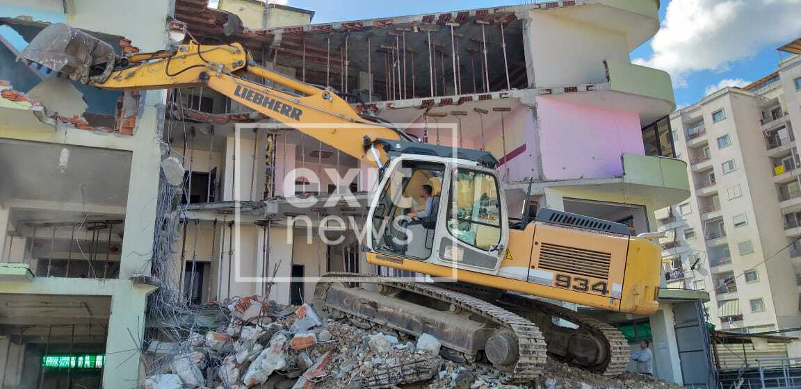 Një vit pas tërmetit, nis shembja e ndërtesave të dëmtuara në Lezhë