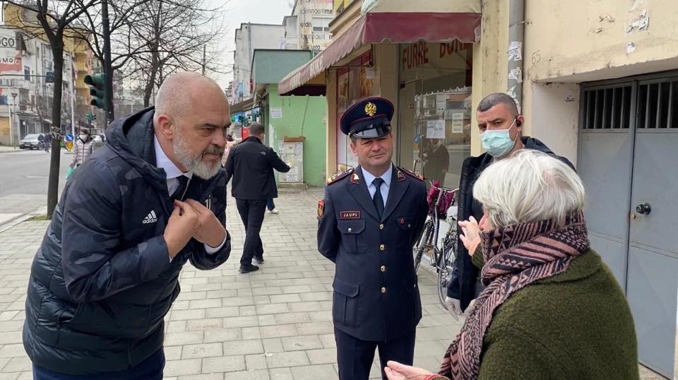 Rama viziton tregjet, këshillon të moshuarit të mos dalin nga shtëpia