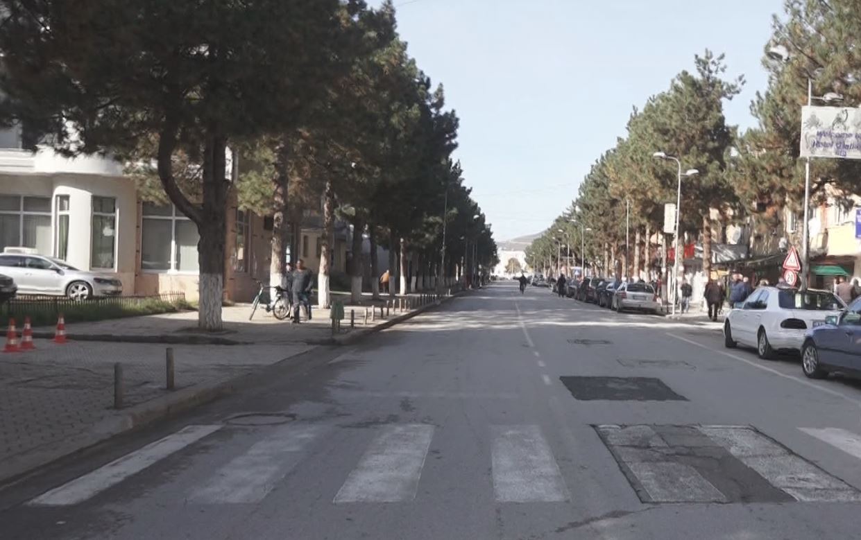 Shqipëria në izolim total, nga nesër ndalohet qarkullimi i makinave në qytete