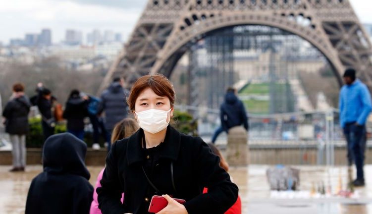 skynews paris eiffel mask virus 4937267 Gjendje dramatike edhe në Francë: 79 të vdekur në një ditë