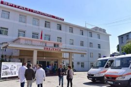 Kërcënohen sërish mjekët e spitalit të Fierit, dalin në protestë