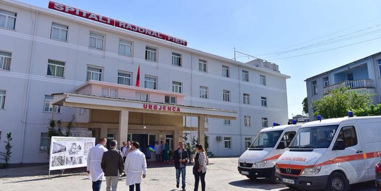 Kërcënohen sërish mjekët e spitalit të Fierit, dalin në protestë