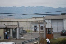 Pezullohen 5 punonjës të burgjeve për futjen e sendeve të paligjshme në burgun e Rrogozhinës