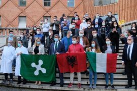 Festuan përfundimin e misionit, mjekët shqiptarë në Itali kërkojnë ndjesë