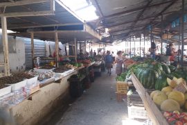 Bashkia Vlorë mbyll tregun, shitësit në protestë