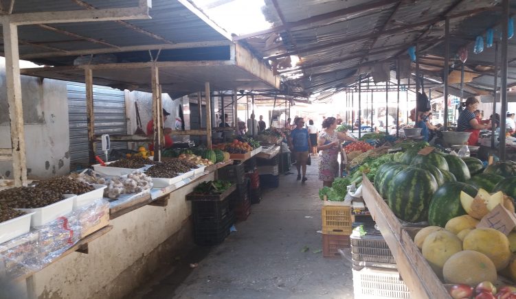 Bashkia Vlorë mbyll tregun, shitësit në protestë