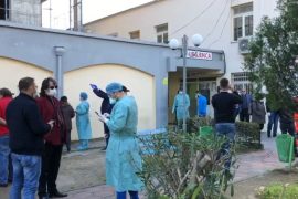 Rama i premtoi 1 mijë euro shpërblim, i jep vetëm 40, mjekët në protestë