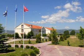 Vdes mësuesi grek që jepte mësim në shkollën në Korçë