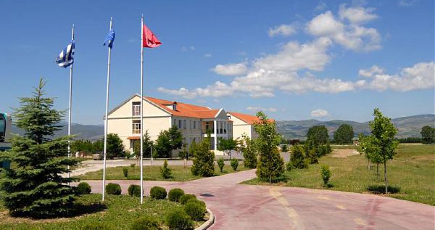 Vdes mësuesi grek që jepte mësim në shkollën në Korçë