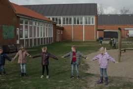 Danimarka i pari vend që hap shkollat — Rregullat e reja