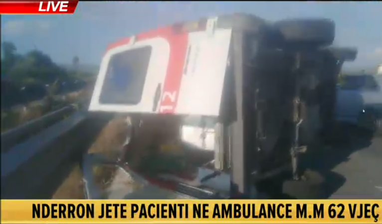Përplaset ambulanca: vdes pacienti, plagoset shoferi