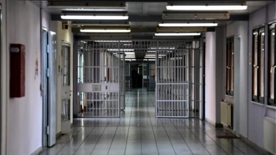 Vdes një i burgosur shqiptar në burgun e Trikallës, në Greqi
