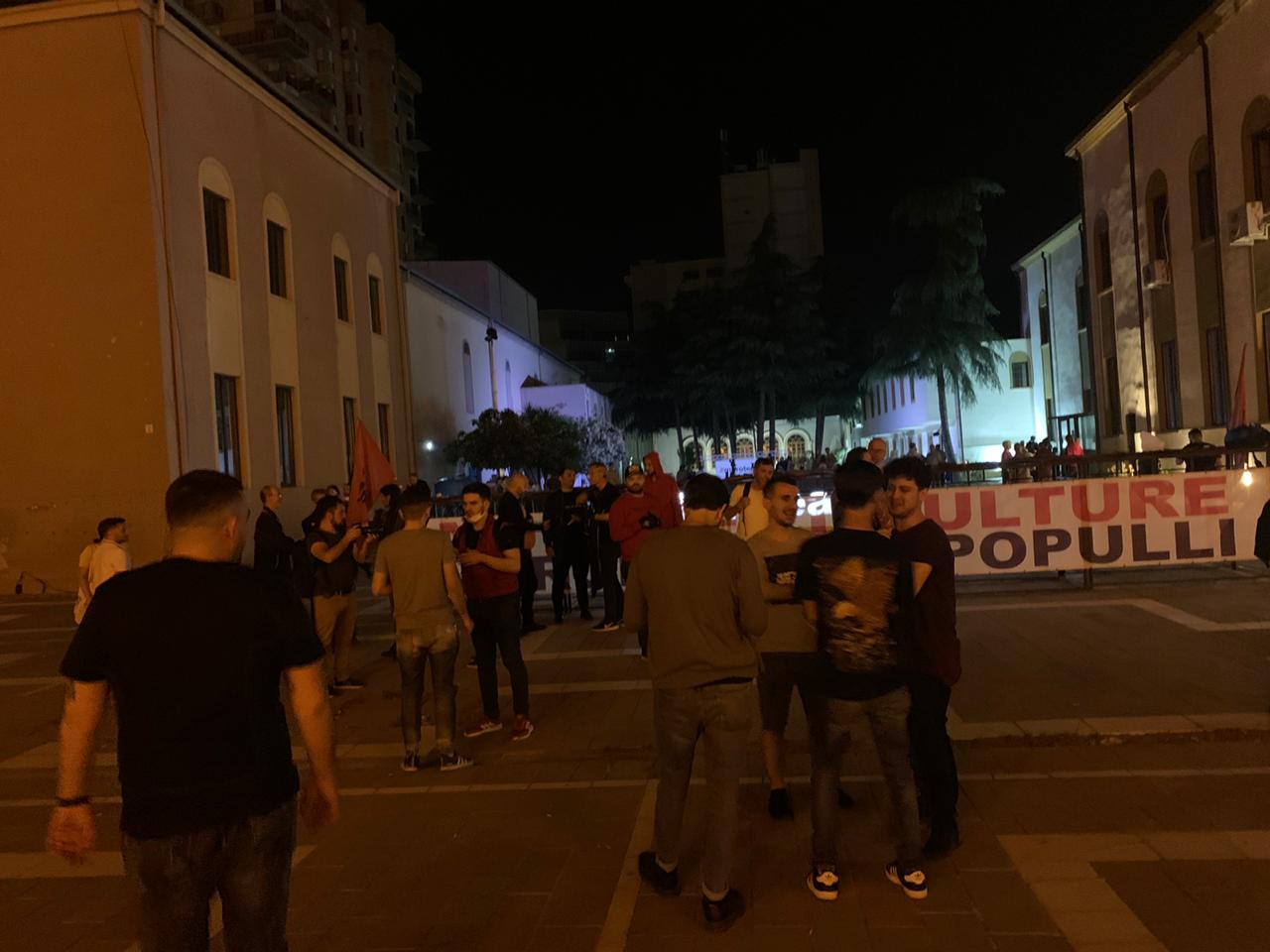 Qytetarë të shqetësuar grumbullohen në sheshin e Teatrit