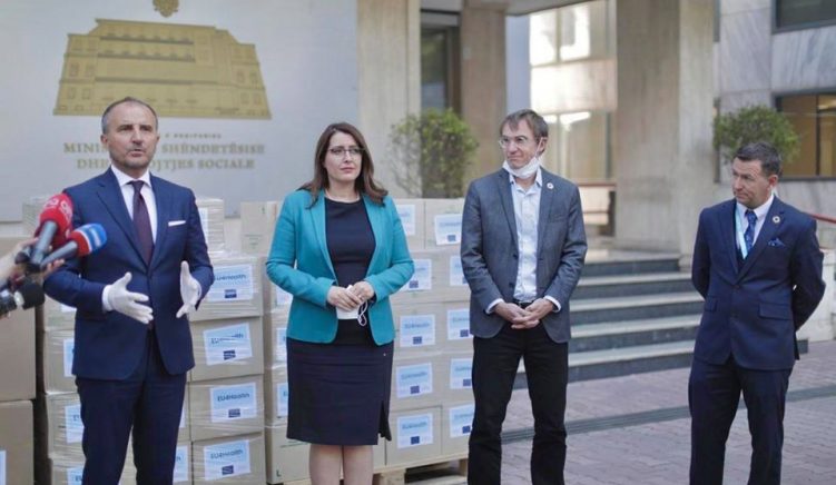 Luigi Soreca dhe Ogerta Manastirliu BE dhuron 30 respiratorë të lëvizshëm për spitalet në vend