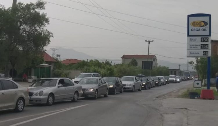 Makina Policia bllokon hyrjet e Tiranës para protestës së 18 majit
