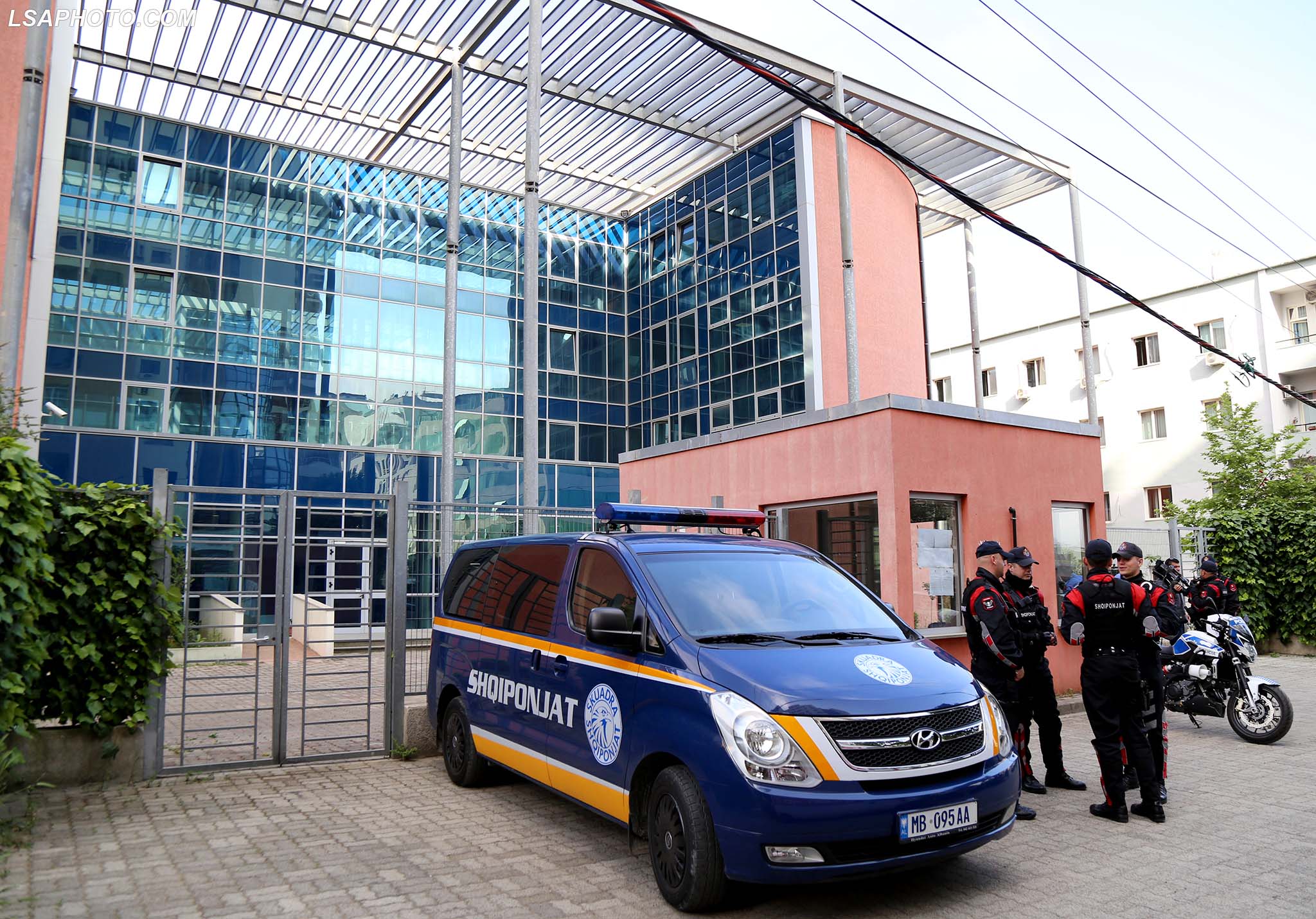 Prokuroria arreston 8 zyrtarë të AKBN për mashtrim