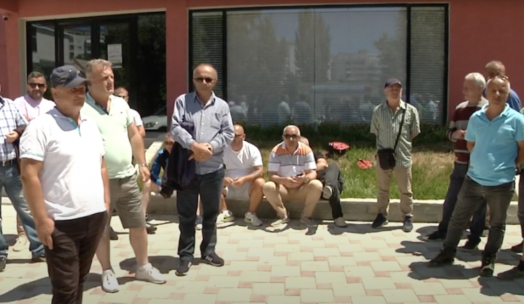 50 punonjës të shërbimit urban në Vlorë kërkojnë ‘pagën e luftës’