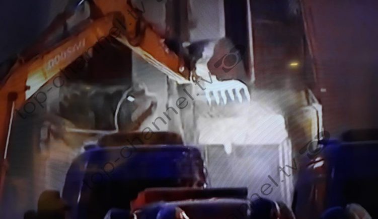 ATM padi ndaj Lleshajt, Veliajt e Veliut: Shembën teatrin me njerëz brenda