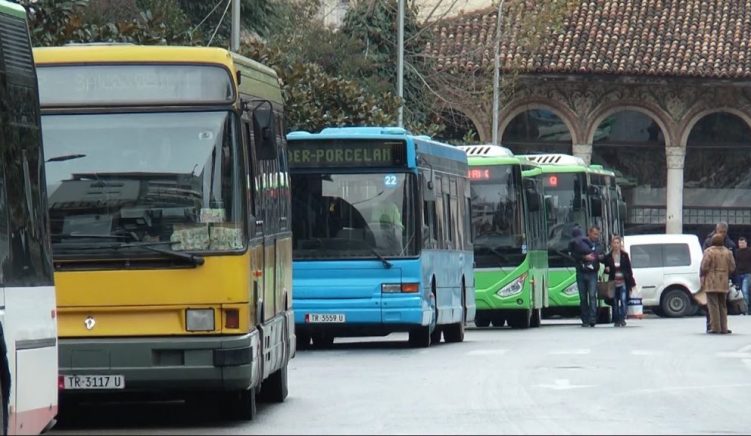 Bashkia Shkodër urdhëron kompaninë e transporti urban të nisë punën