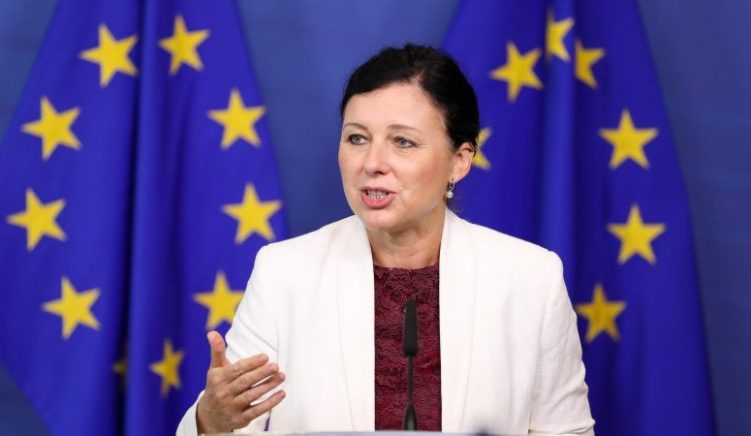 Eurokomisionerja Jourova njofton përgatitjen e një plan veprimi për mbrojtjen e medias