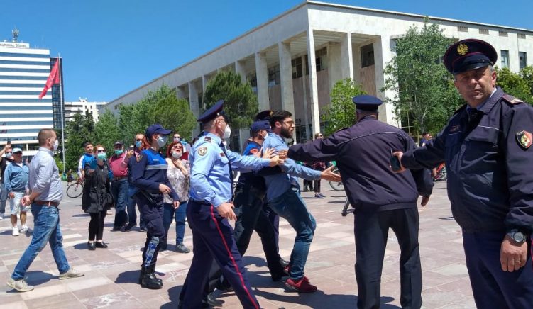 Qytetarët kudo në botë protestojnë kundër masave të izolimit