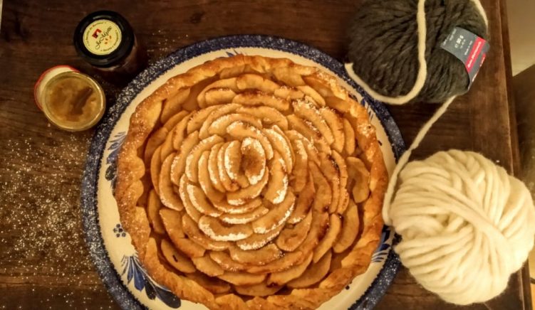 Si të gatuajmë tartë me dardhë?