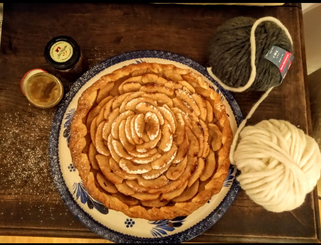 Si të gatuajmë tartë me dardhë?