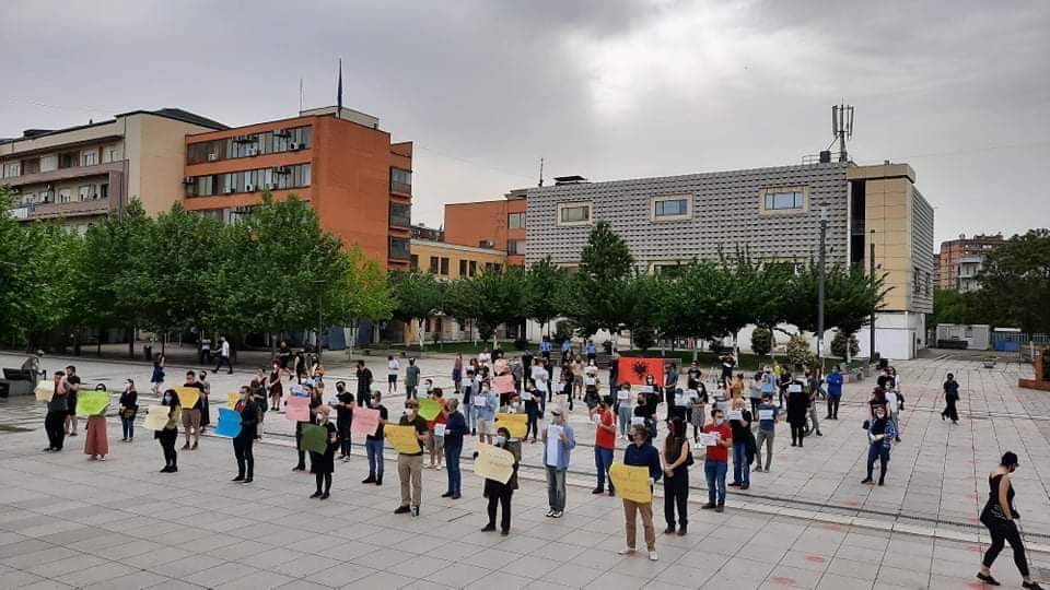 FOTO: Shoqëria civile në Kosovë proteston për shembjen e Teatrit Kombëtar të Tiranës