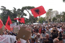 Qytetarë durrsakë protestë në 17:30 kundër prishjes së Teatrit Kombëtar