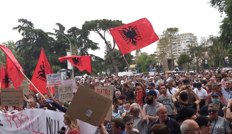 Qytetarë durrsakë protestë në 17:30 kundër prishjes së Teatrit Kombëtar